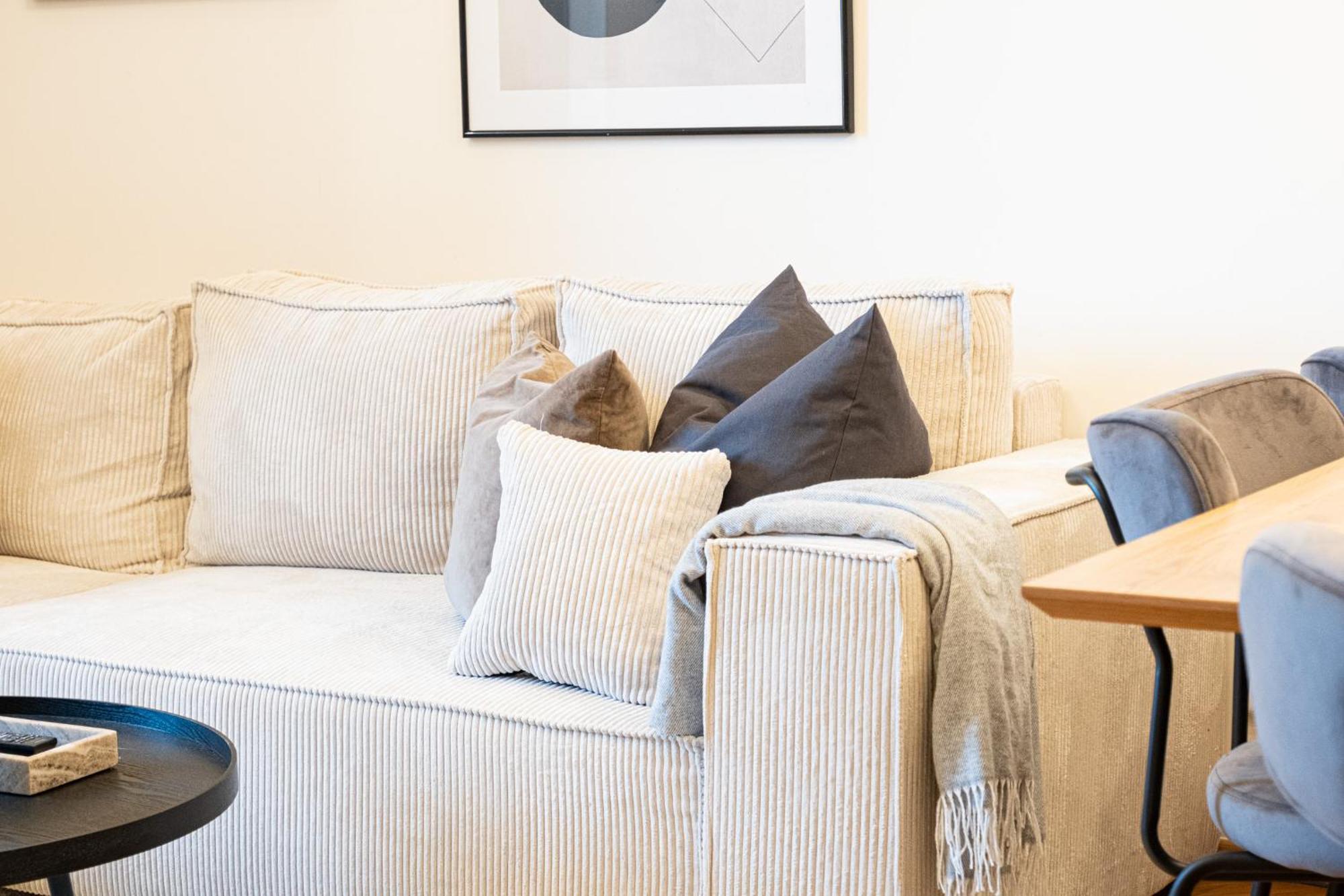 Cozy Industrial 8min Dancing House Apartment, * Prague