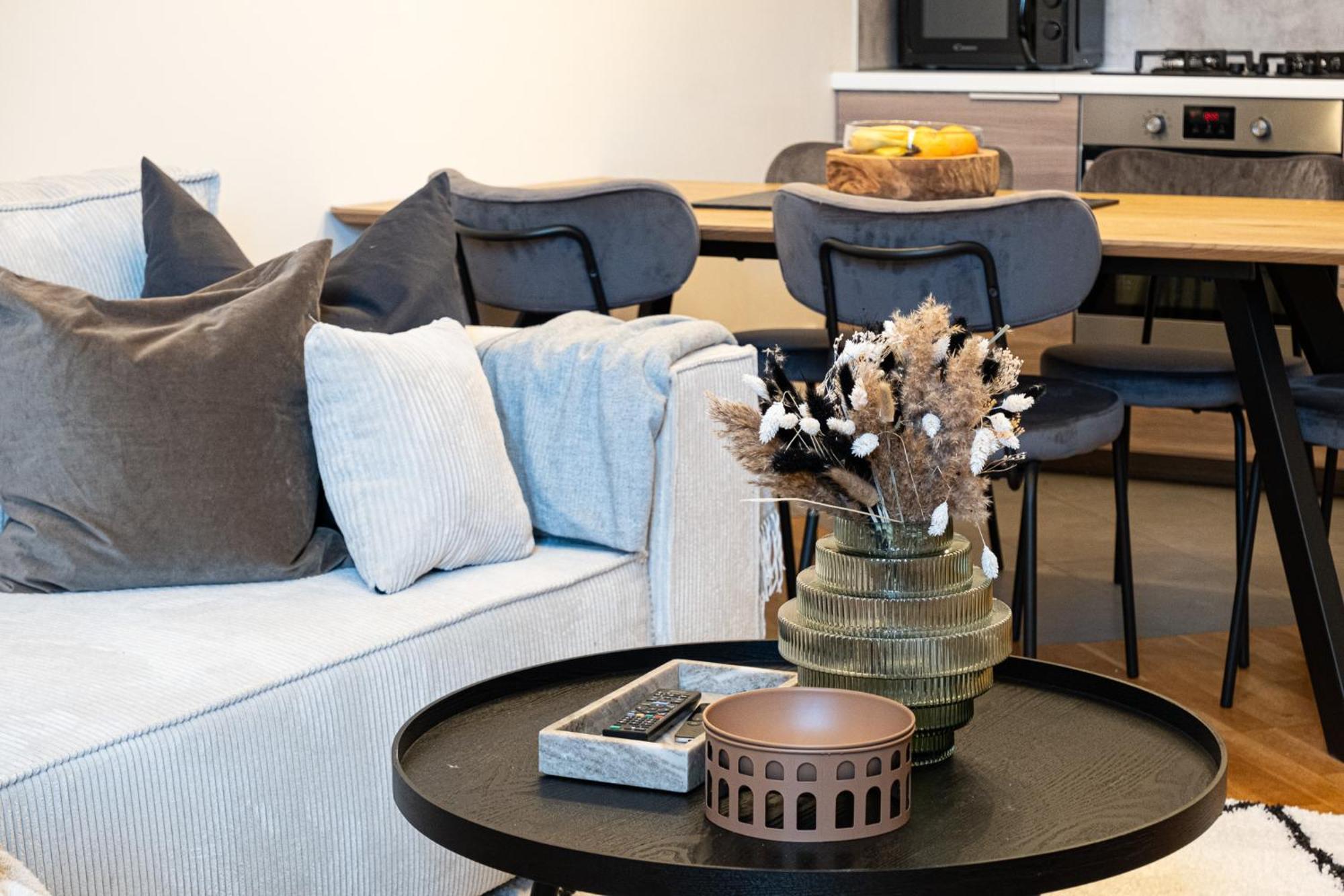 Cozy Industrial 8min Dancing House Apartment, * Prague