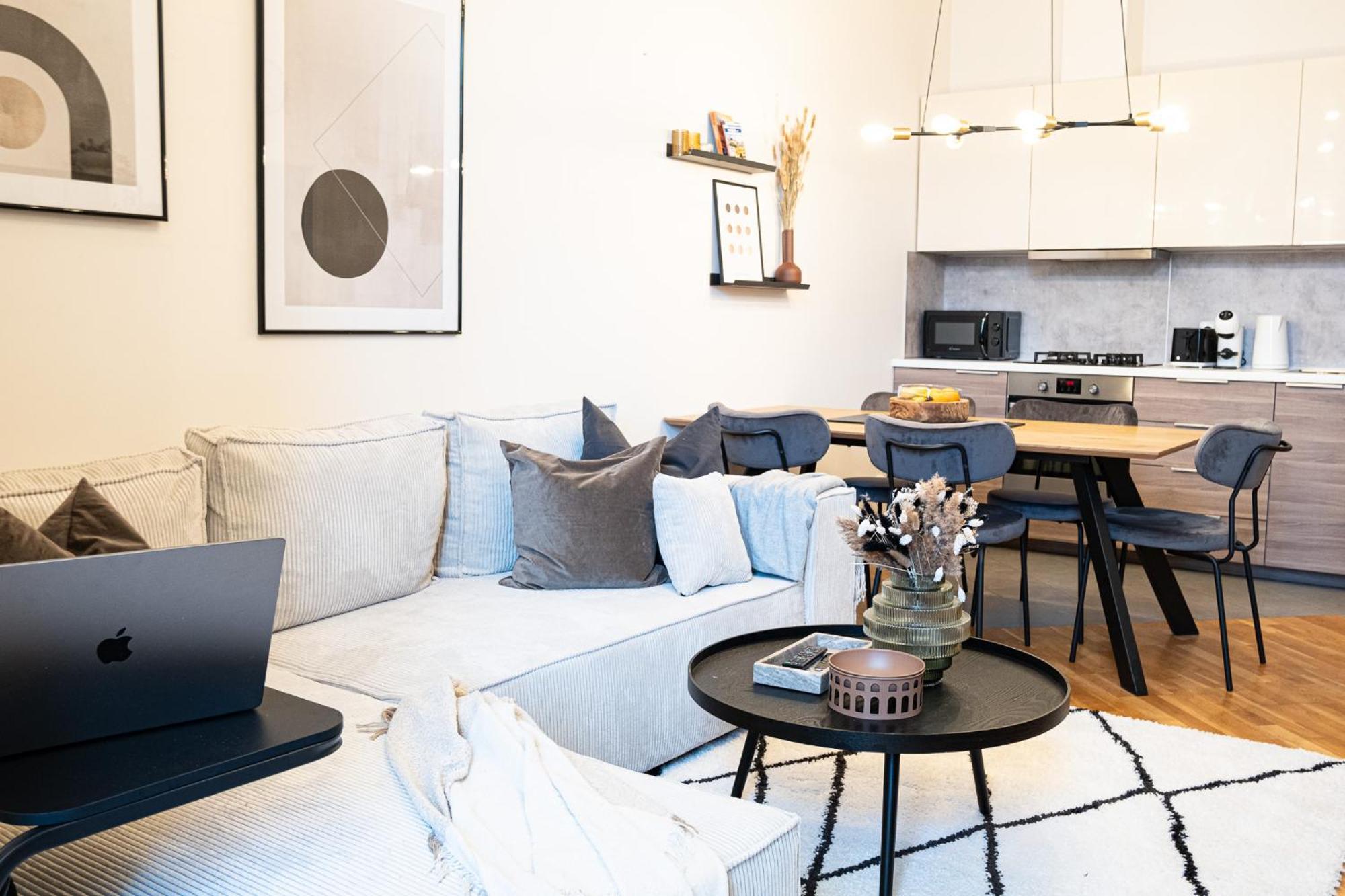 Cozy Industrial 8min Dancing House Apartment,