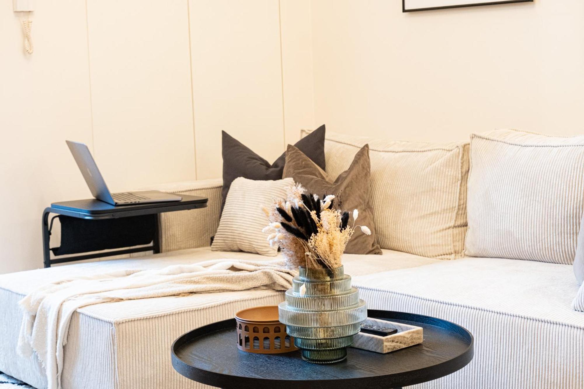 Cozy Industrial 8min Dancing House Apartment, Apartment