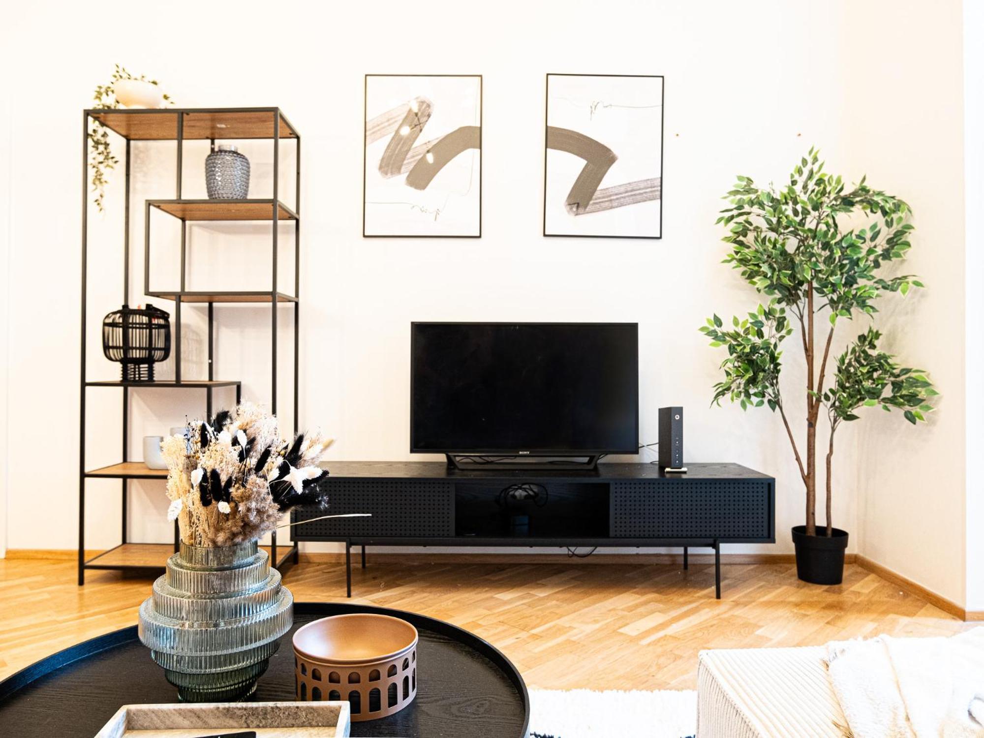 Apartment Cozy Industrial 8min Dancing House Apartment, *