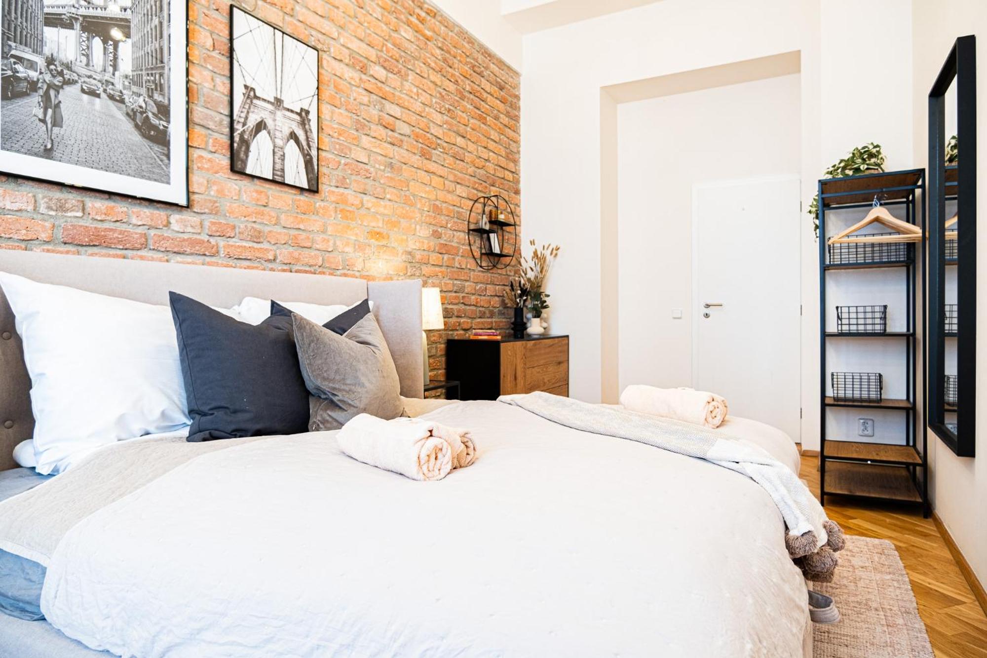 Cozy Industrial 8min Dancing House Apartment, Apartment *