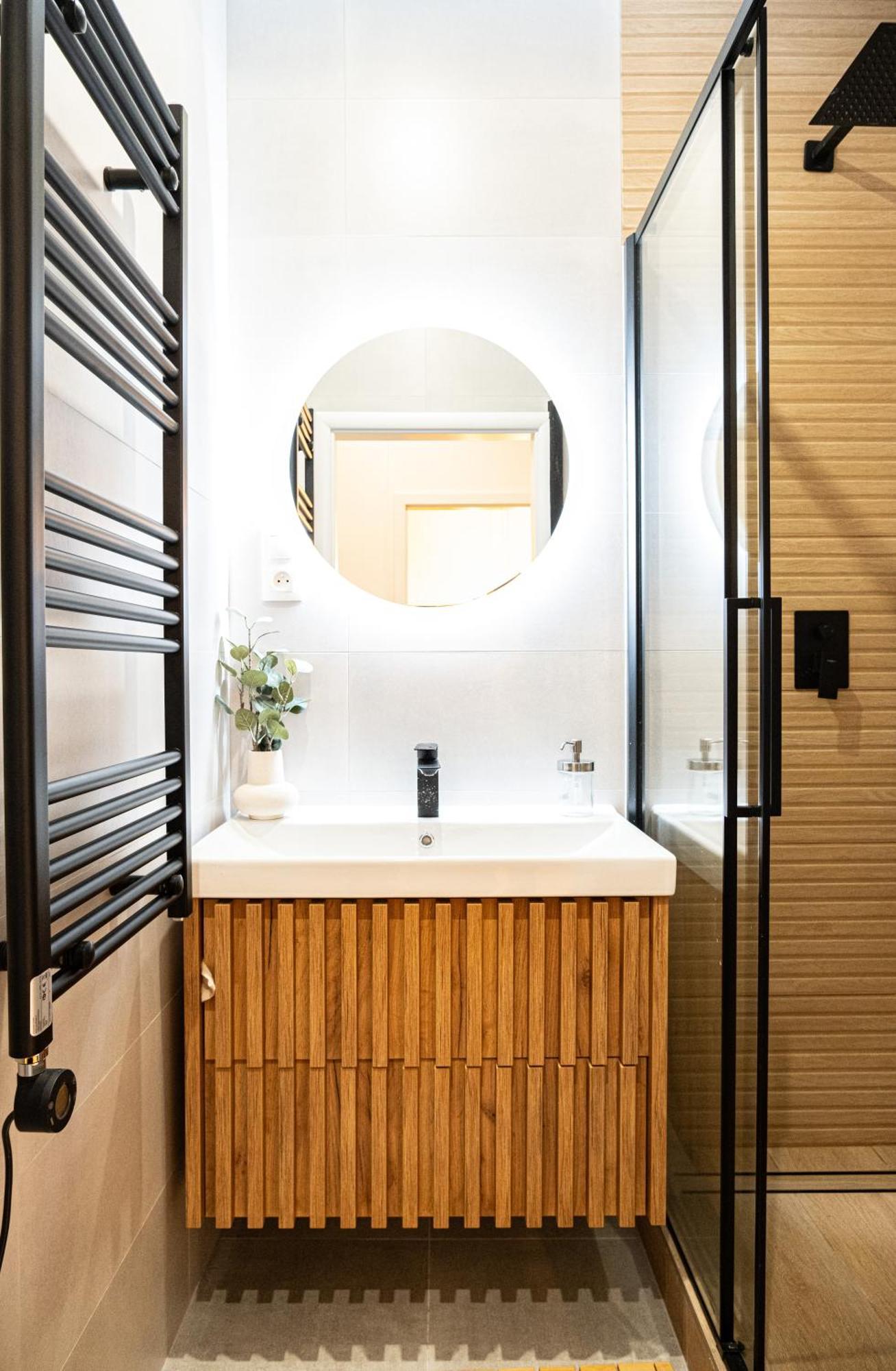 Cozy Industrial 8min Dancing House Apartment, Prague
