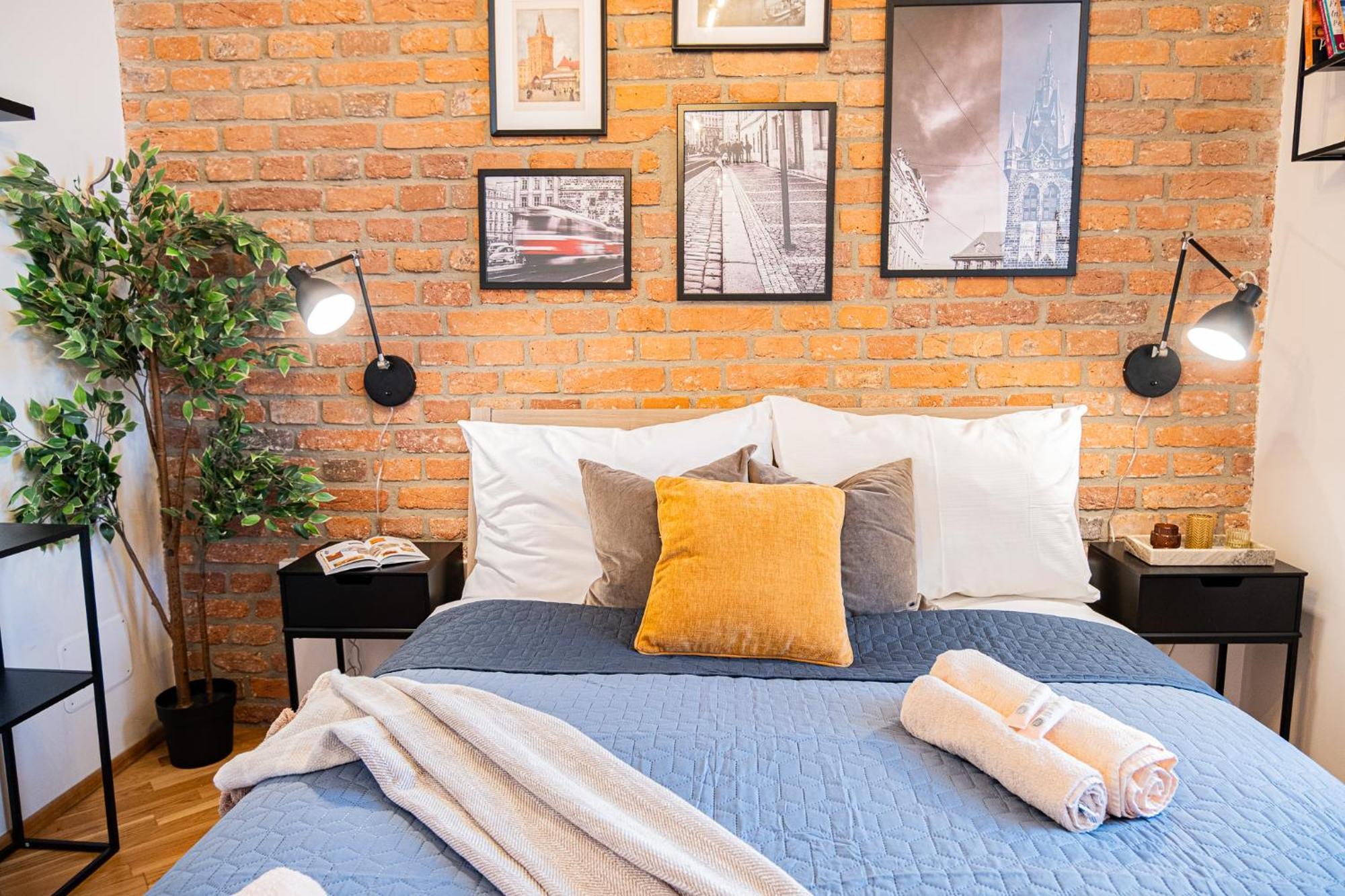 Cozy Industrial 8min Dancing House Apartment, Apartment