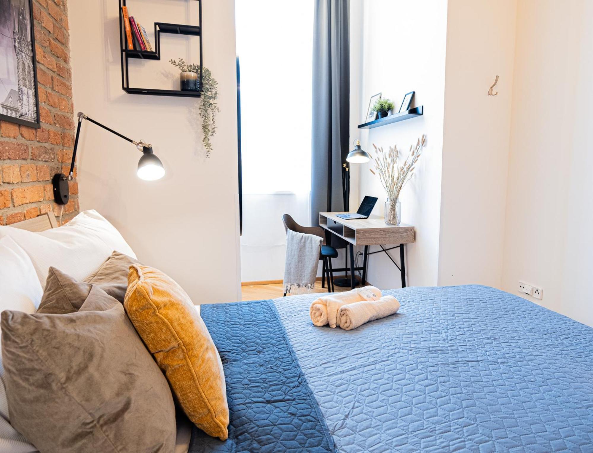 Cozy Industrial 8min Dancing House Apartment, Apartment *