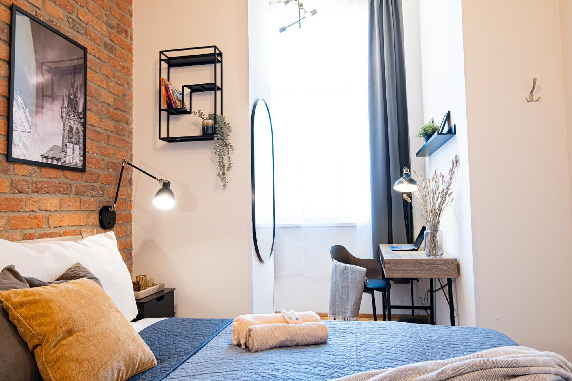 Cozy Industrial 8min Dancing House Apartment, * Prague