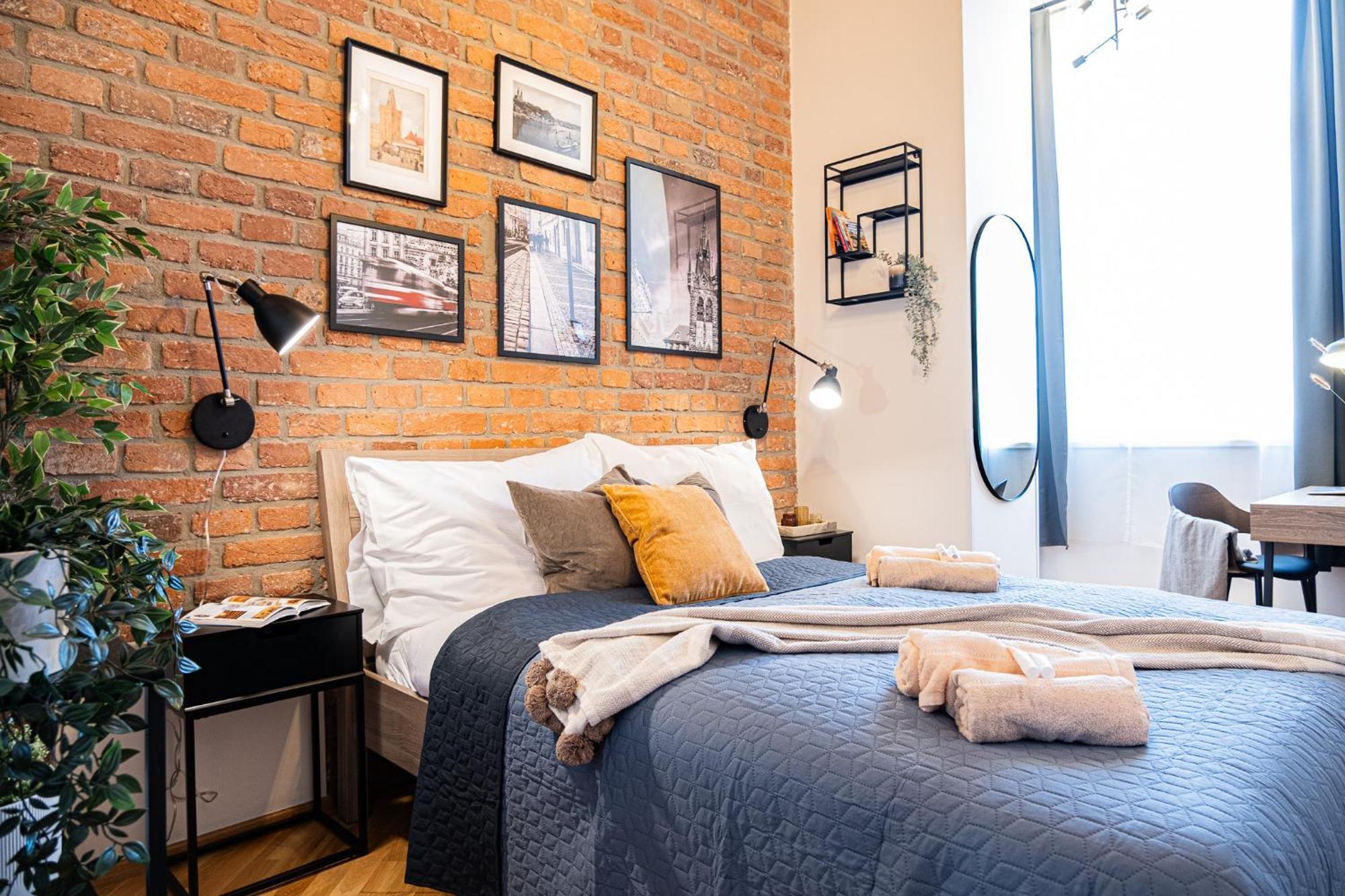 Apartment Cozy Industrial 8min Dancing House Apartment,