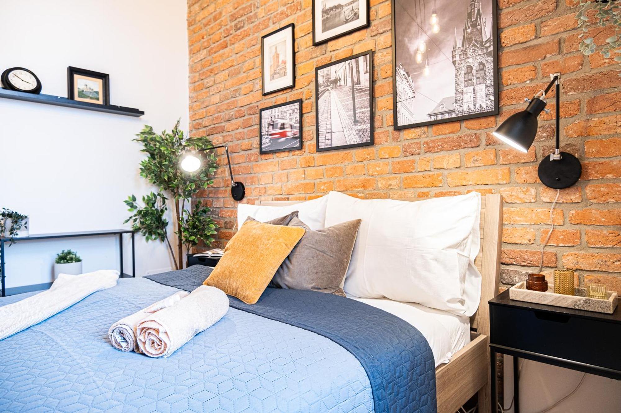 Cozy Industrial 8min Dancing House Apartment, Prague