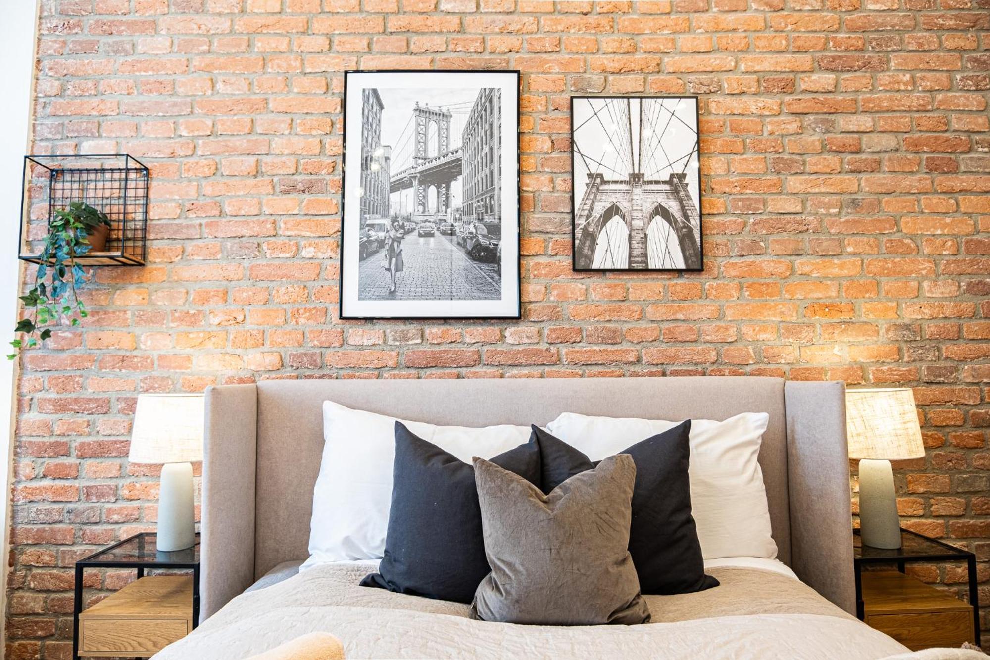 Cozy Industrial 8min Dancing House Apartment, Apartment