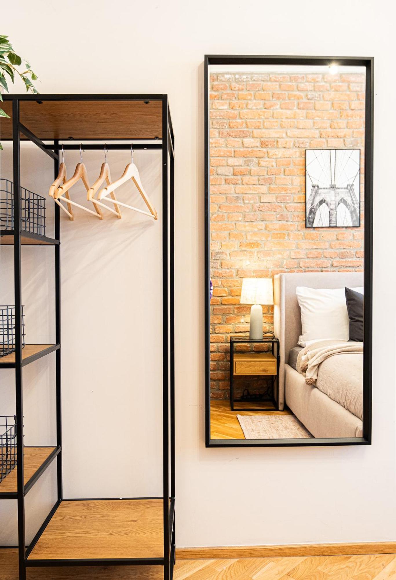 Apartment Cozy Industrial 8min Dancing House Apartment, *