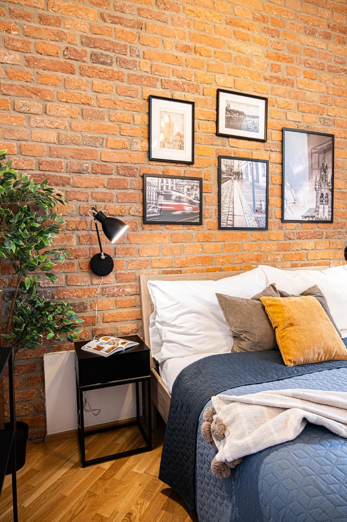 Apartment Cozy Industrial 8min Dancing House Apartment, Prague