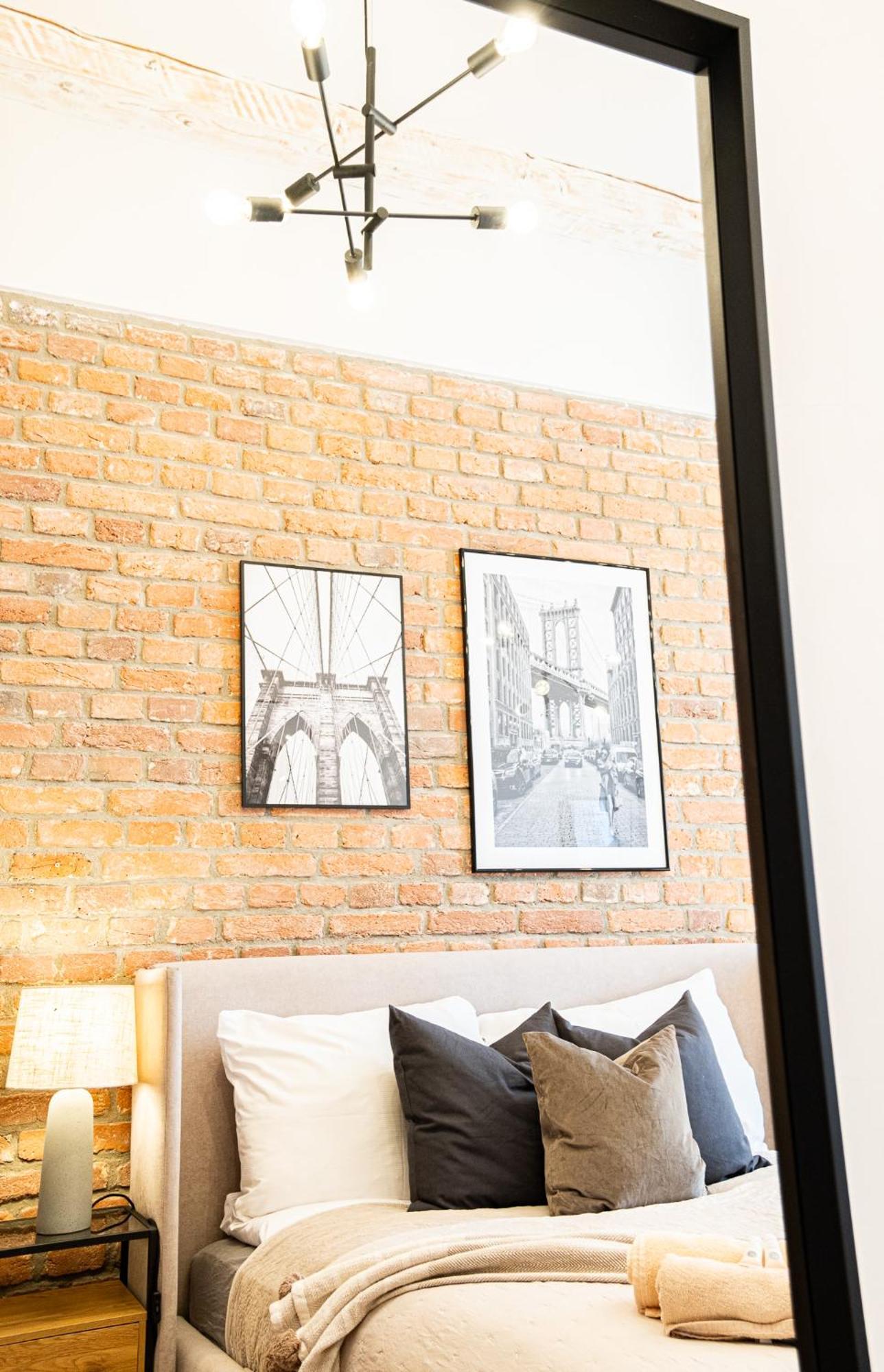 Cozy Industrial 8min Dancing House Apartment, * Prague