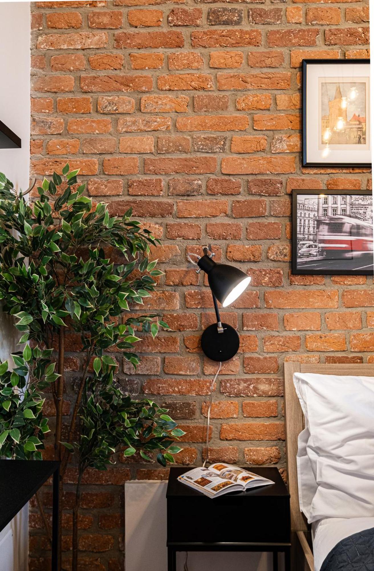 Apartment Cozy Industrial 8min Dancing House Apartment,